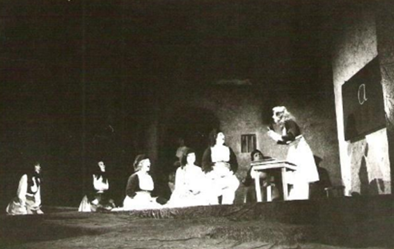 La célèbre pièce « Cuca e Maleve » (La fille des montagnes) a été mise en scène pour la première fois au Théâtre National (alors appelé Teatri Popullor) en 1967, avec une première le 8 mars de cette année-là. Cette mise en scène emblématique a été réalisée par Pirro Mani, après une première représentation à Shkodra en 1966.